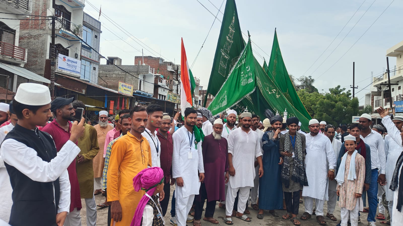 शान-ओ-शौकत से निकला जुलूस-ए-मोहम्मदी, हुजूर की आमद के नारे से गूंजा कस्बा