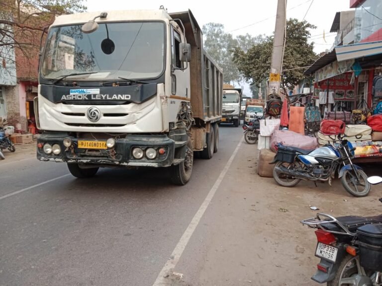 राहगीरों के लिए मुसीबत बनी धूल