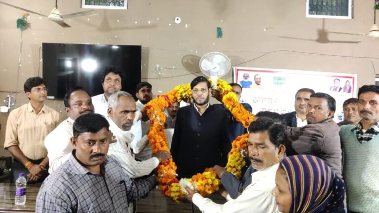 विधायक के सामने फूटा कर्मचारियों का दर्द, बीडीओ को लगाई फटकार