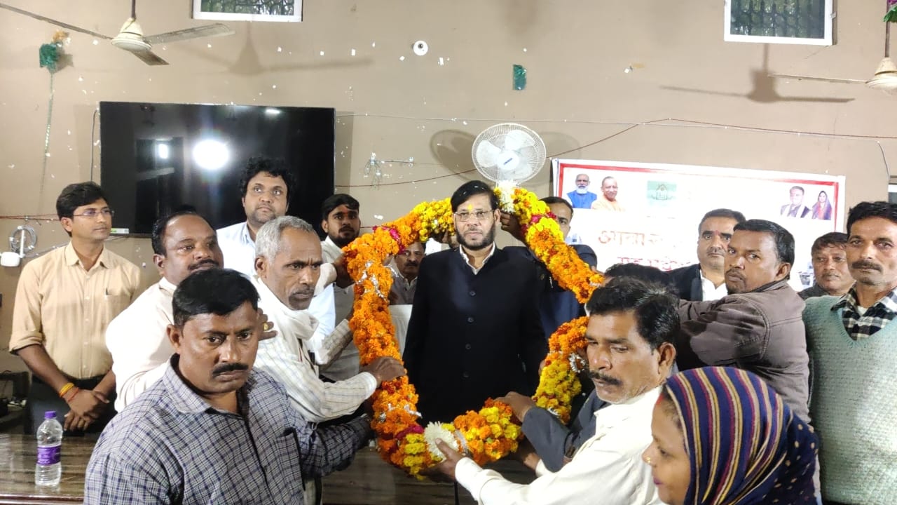 विधायक के सामने फूटा कर्मचारियों का दर्द, बीडीओ को लगाई फटकार