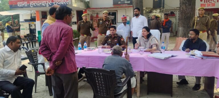 हरचंदपुर थाने में डीएम व एसपी ने सुनी समस्याएं