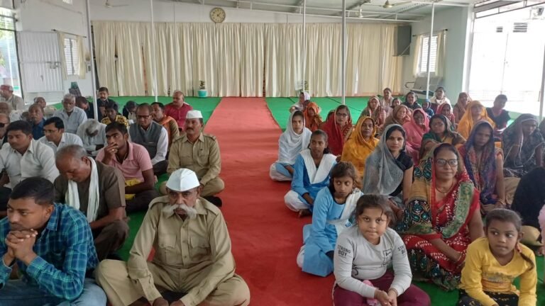 मानवता के मार्ग पर चलकर मनुष्य श्रेष्ठ बनता है