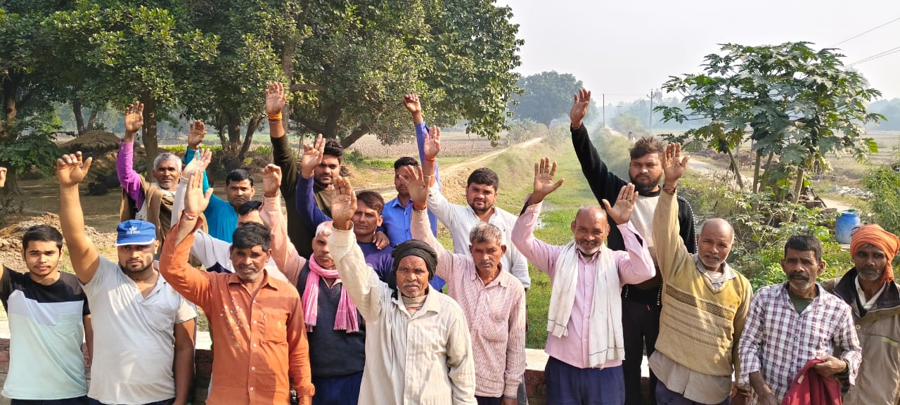 किसानों ने नहर में पानी छोड़ने को किया प्रदर्शन