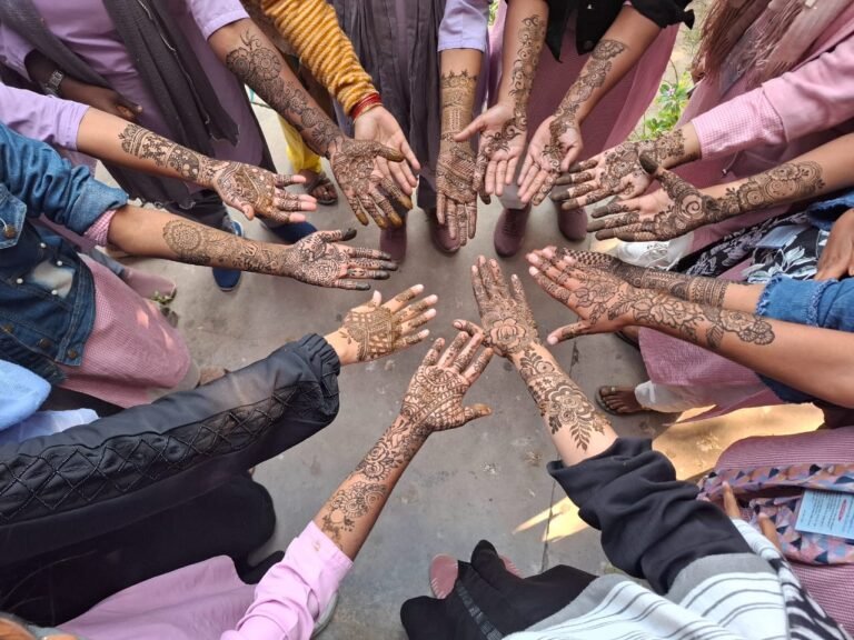 अंशिका की मेंहदी में दिखा चटक रंग , प्राचार्य ने बताई मेंहदी की महत्ता