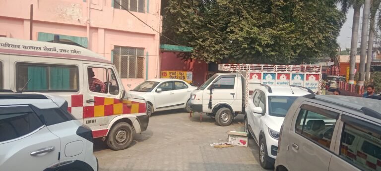 आड़े तिरछे खड़े वाहनों से हर रोज चीखती है एंबुलेंस, हाल ए जिला अस्पताल