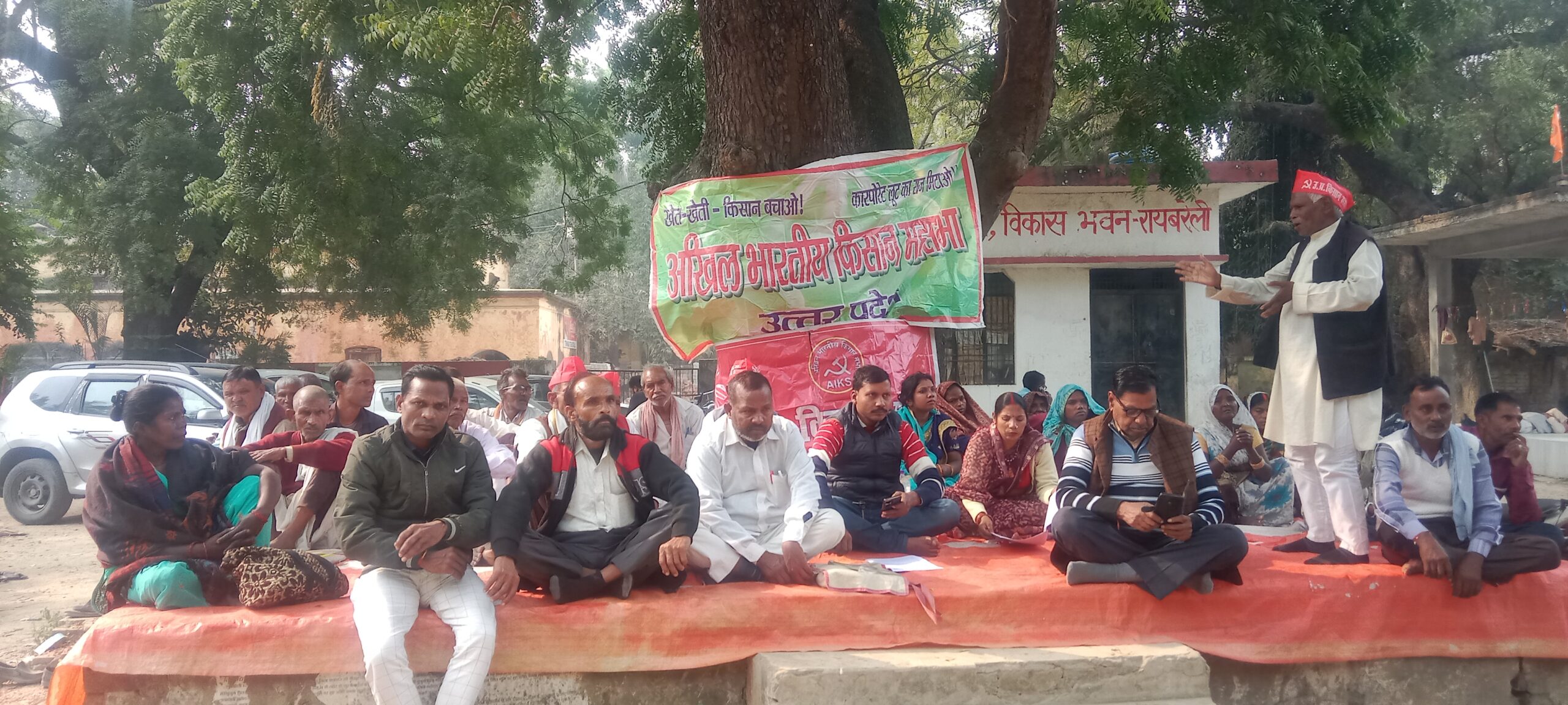 किसानों ने डीएम को सौंपा ज्ञापन