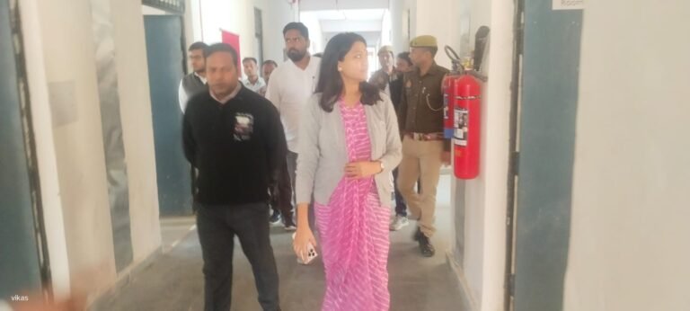 जिलाधिकारी ने राजकीय पॉलिटेक्निक गोपालपुर का किया औचक निरीक्षण