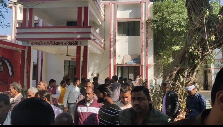 समर्थकों के साथ कोतवाली पहुंची मृतक की पत्नी ने तीन अन्य आरोपितों के गिरफ्तारी की मांग