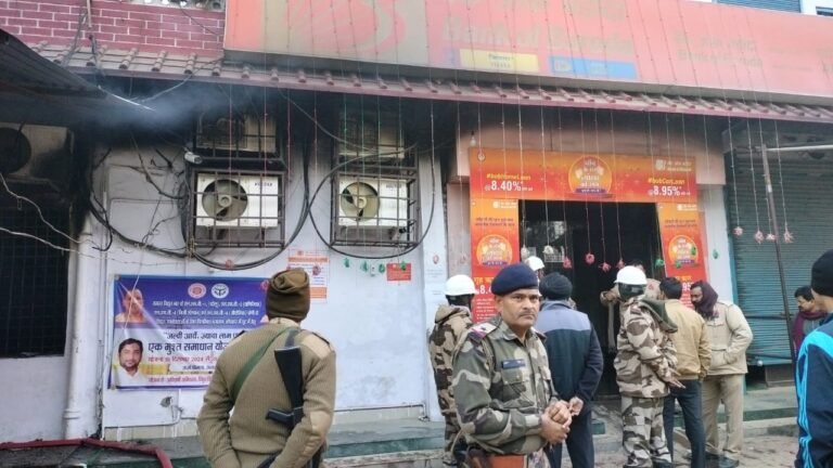 बैंक ऑफ बड़ौदा में लगी आग, फर्नीचर समेत प्रबंधक की जली केबिन