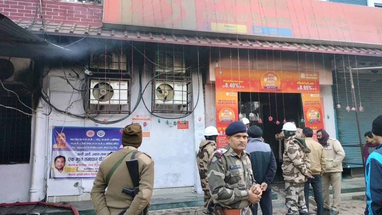 बैंक ऑफ बड़ौदा में लगी आग, फर्नीचर समेत प्रबंधक की जली केबिन