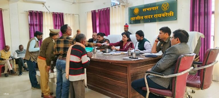 डीएम ने 15 भवन स्वामियों को किया घरौनियों का वितरण