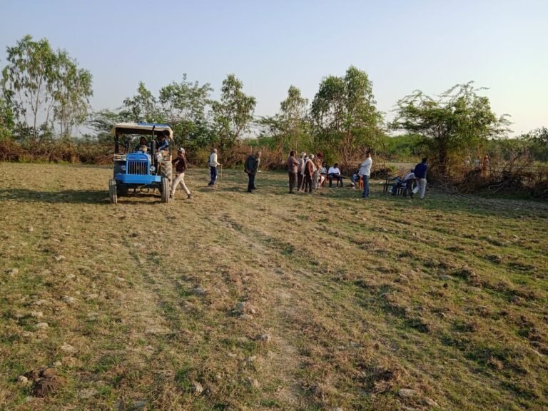 तहसीलदार आकांक्षा दीक्षित ने धूता ग्राम सभा में 30 बीघे सरकारी भूमि करवाया कब्जा मुक्त, वहीं एक एकड़ जमीन पर बोई गेहूं, सरसों की भी ट्रैक्टर से जोताई।  अवैध कब्जेदारो में मचा हड़कंप