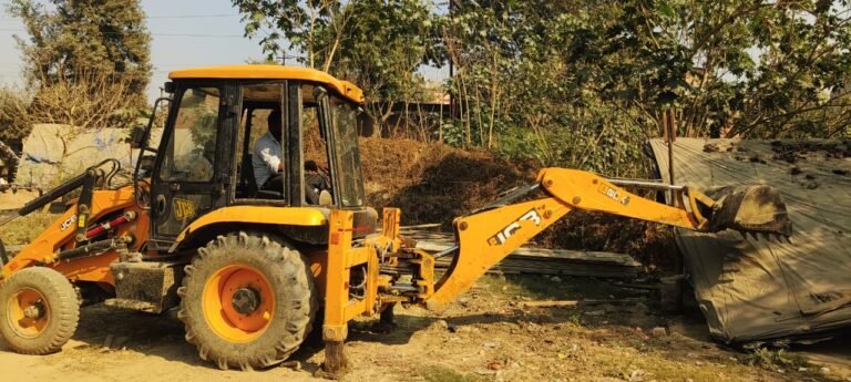 अतिक्रमण के खिलाफ ऊंचाहार में प्रशासन का चला बुलडोजर,