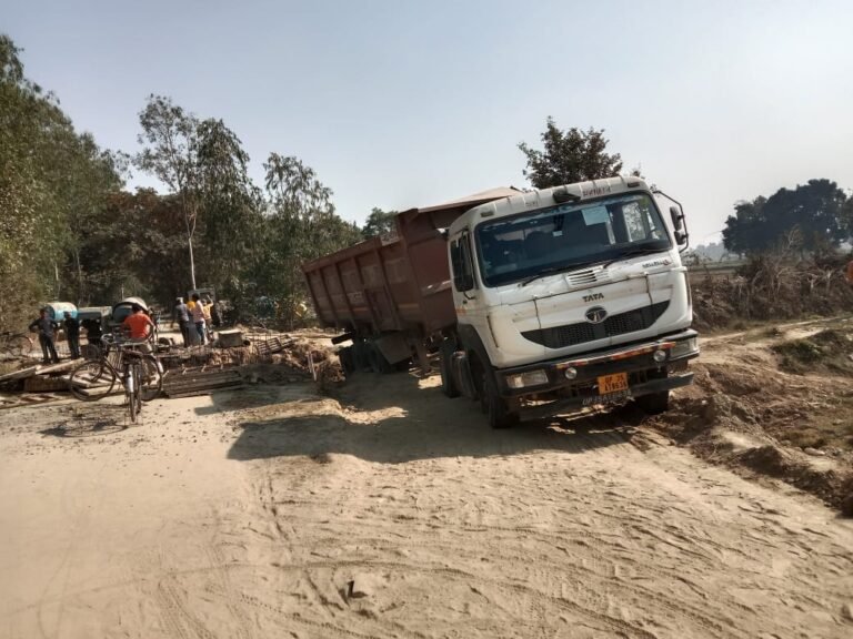 डायवर्जन मार्ग पर फंसा ओवरलोड ट्रक  20 गांवों का आवागमन बंद