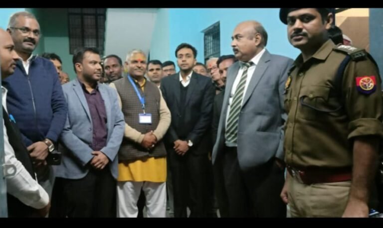 जनपद न्यायाधीश ने ग्राम न्यायालय का किया औचक निरीक्षण