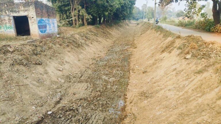 नहर सूखी सिंचाई के लिए तरस रहे किसान