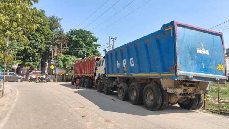 बिना रिफ्लेक्टर के दौड़ रहे वाहन