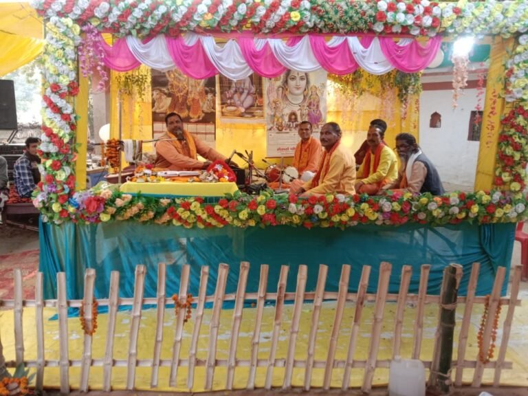 श्री कृष्ण ने एक अंगुली से गोवर्धन पर्वत उठाकर ब्रज वासियों  की रक्षा की थी