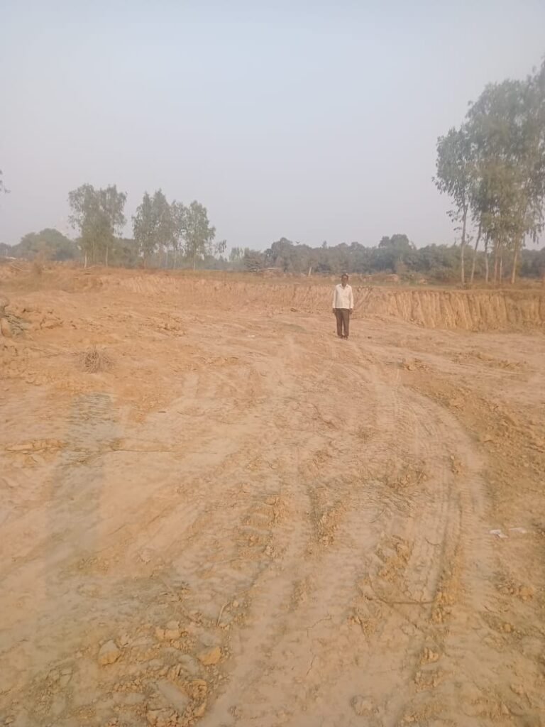 किसान के खेत से बेंच डाली मिट्टी