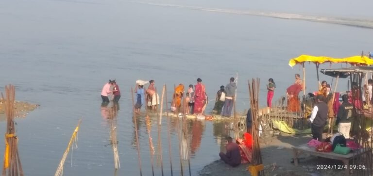 कड़ाके की ठंड पर भारी रही आस्था, हजारों श्रद्धालुओं ने किया गंगा स्नान