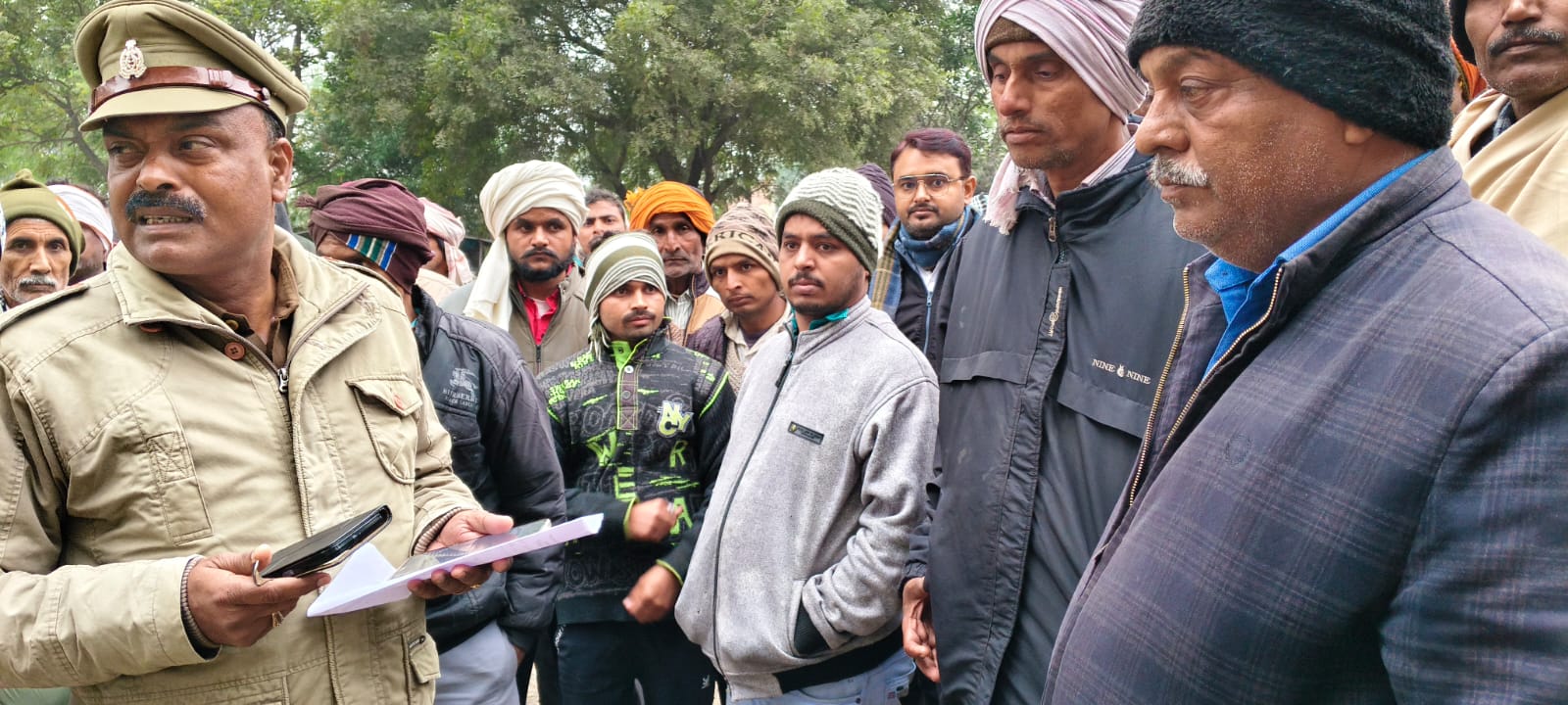 परिजनों ने थाने का घेराव कर युवती एवं उसके परिजनों पर लगाया आरोप