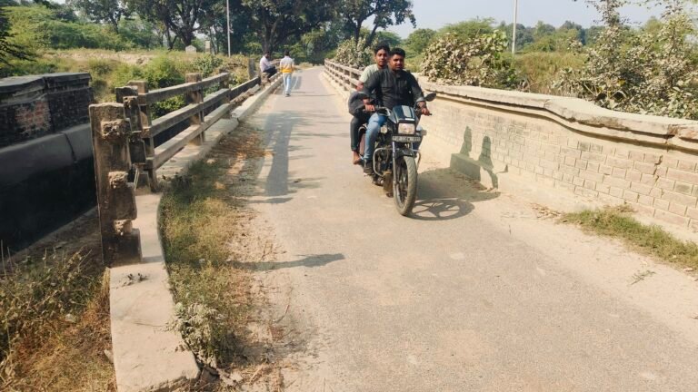 गंदा नाले की टूटी रेलिंग, दे रही हादसे को आमंत्रण