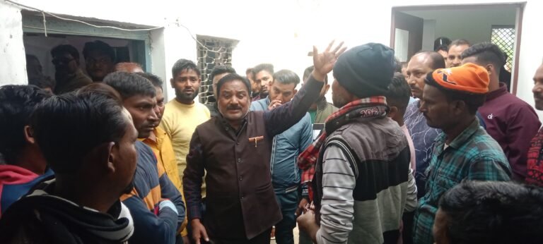 अंतिम संस्कार में जाने से रोका, आक्रोश में शव रखकर किया प्रर्दशन