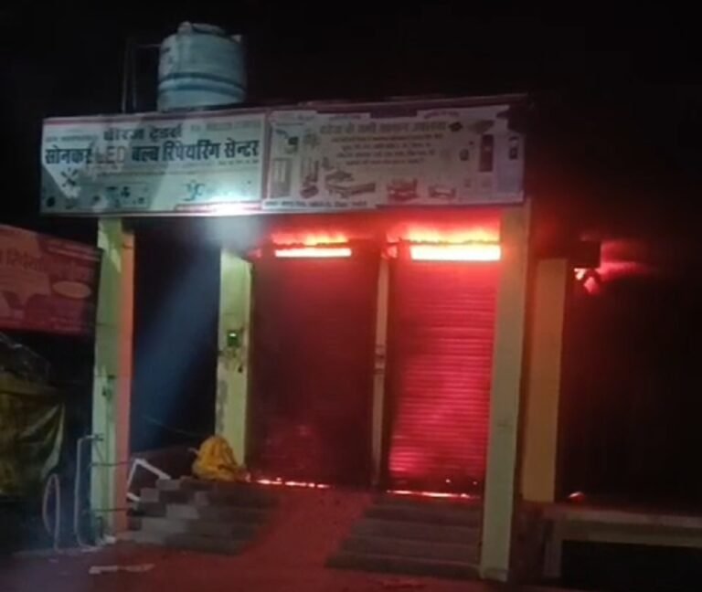इलेक्ट्रानिक की दुकान में लगी आग से सामान जलकर हुआ खाक, दमकल की गाड़ियों ने पाया आग पर काबू।