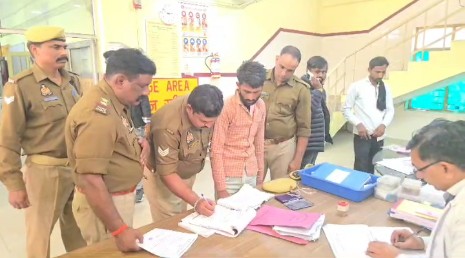 पेशी पर आए बंदी ने पुलिसकर्मी की आंख में झोंका मिर्च पाउडर