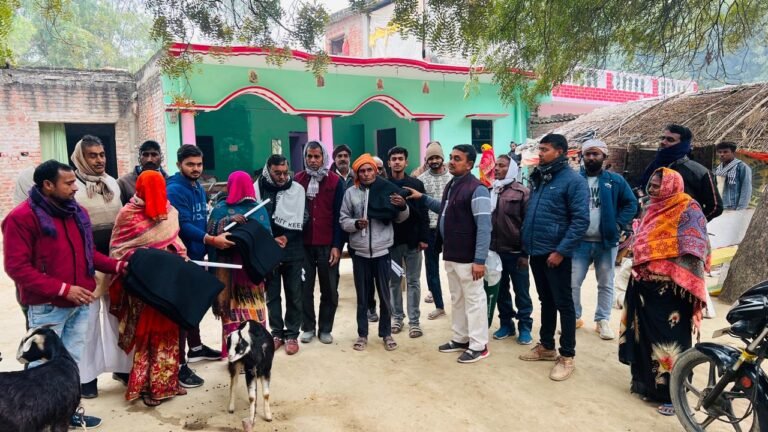 पूर्व प्रधान ने तीन हजार लोगों में वितरित किए कंबल