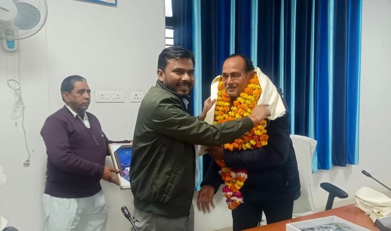 कर्मचारी की विदाई में अधिकारियों, कर्मचारियों व अधिवक्ताओं की आशुओं से भर आई आंखें,