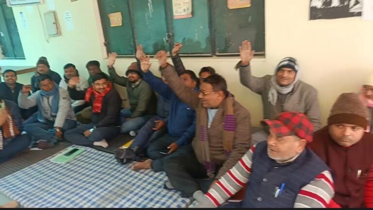 तहसील में धरने पर बैठा लेखपाल संघ, किया प्रदर्शन