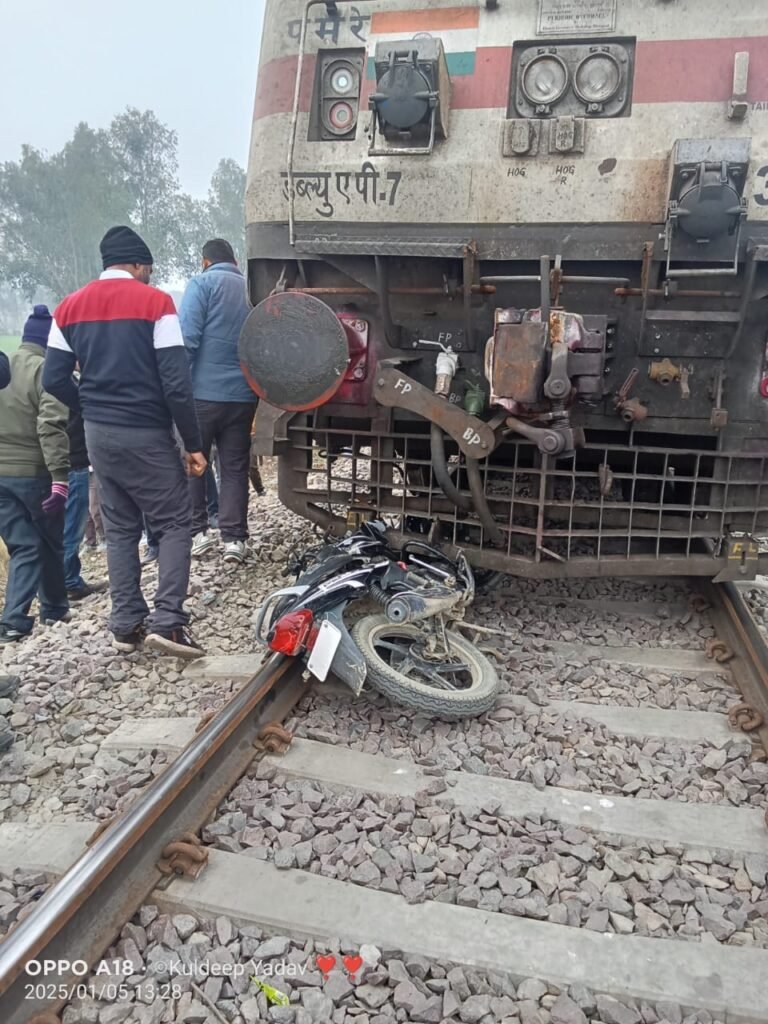 पूरे रक्षपाल गांव के पास ट्रेन से टकराई बाइक, बाल बाल बचा युवक