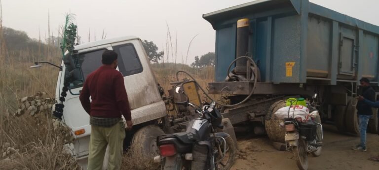 ओवर स्पीड डंपरों को बचाने के चक्कर में डिवाइडर में घुसी इनोवा