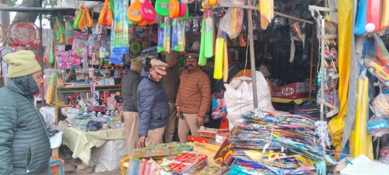 शाहजहांपुर जिले में चाइनीज मांझे से गला कटने से एक सिपाही की मौत के बाद पुलिस ने दुकानों की ली तलाशी