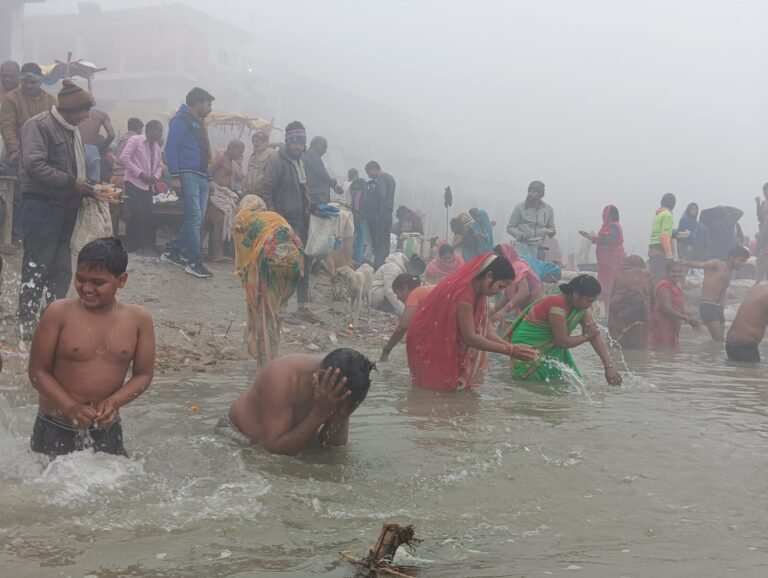 मकर संक्रांति व माघी पर्व पर श्रद्धालुओं ने गंगा में लगाई पुण्य की डुबकी, बाटी खिचड़ी।