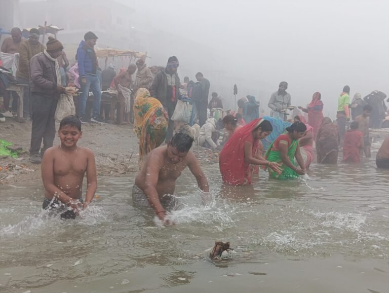 मकर संक्रांति पर्व पर हजारों श्रद्धालुओं ने गंगा स्नान कर किया दान-धर्म