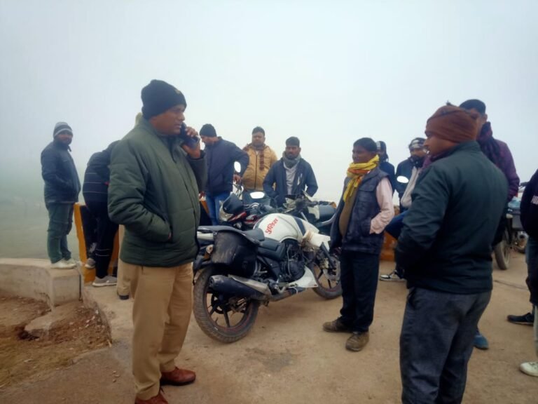 अज्ञात वाहन की टक्कर से बाइक सवार दो युवक घायल, हालत गंभीर