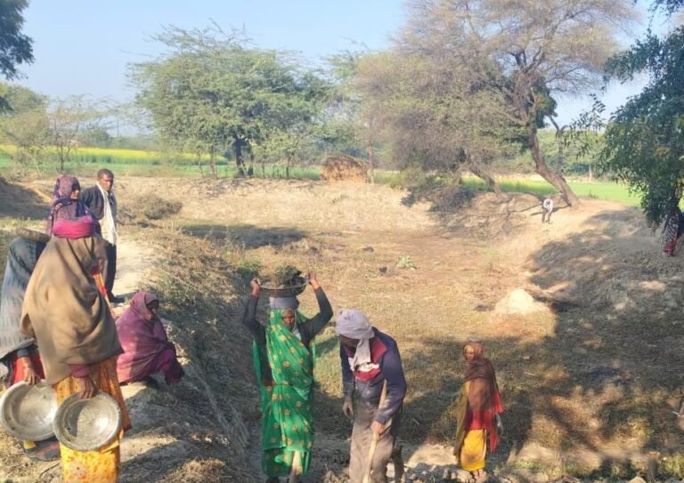 एक बार पलक झपकाने पर अनुपस्थिति हो जाएंगे मनरेगा श्रमिक