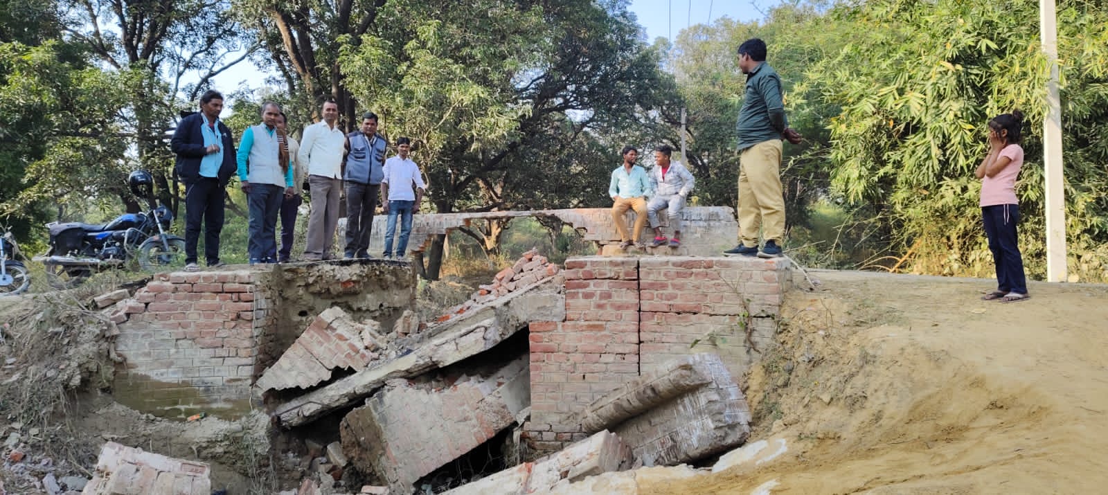 नगर का पुल टूटा 10 गांवों का आवागमन ठप