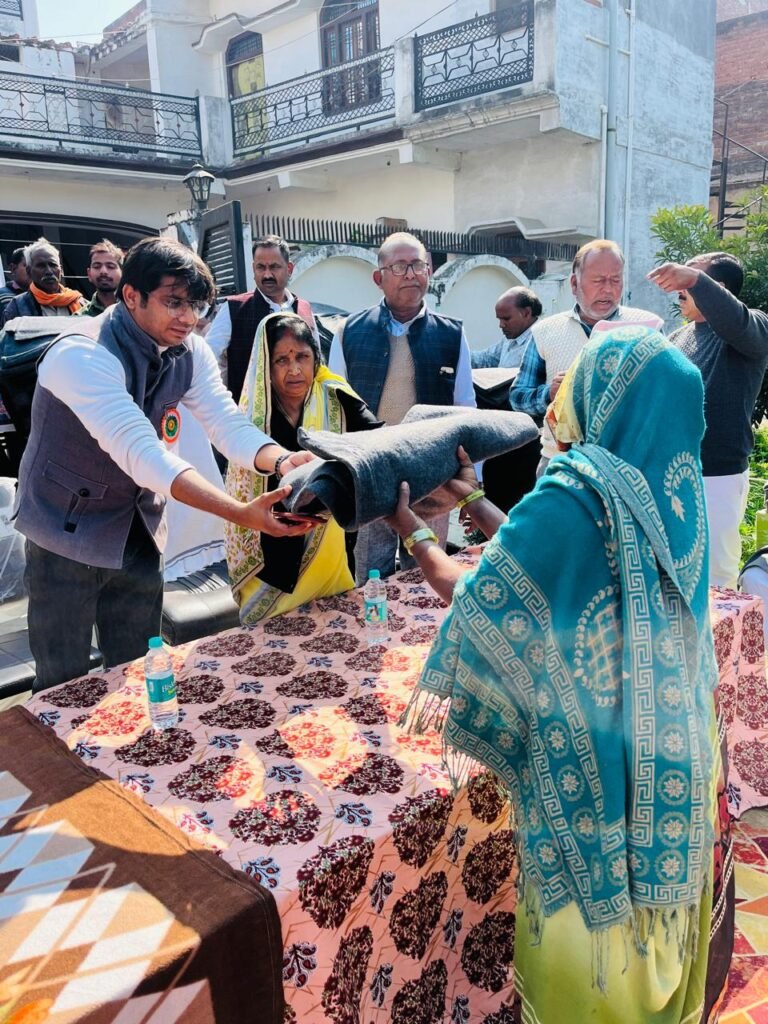 ग्राम प्रधान ने जरूरतमंदों को बांटे कंबल