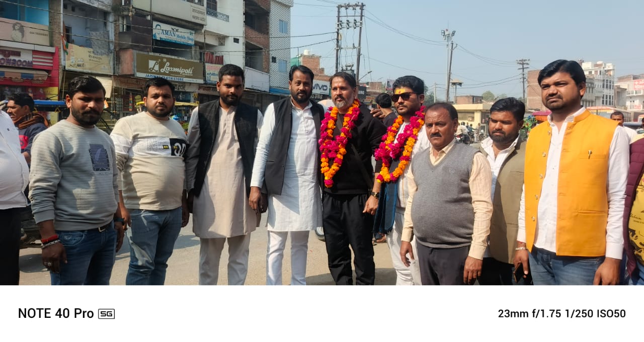 गौ प्रतिष्ठा का संकल्प लेकर पद यात्रा पर कुंभ और काशी के लिए रवाना हुए युवा