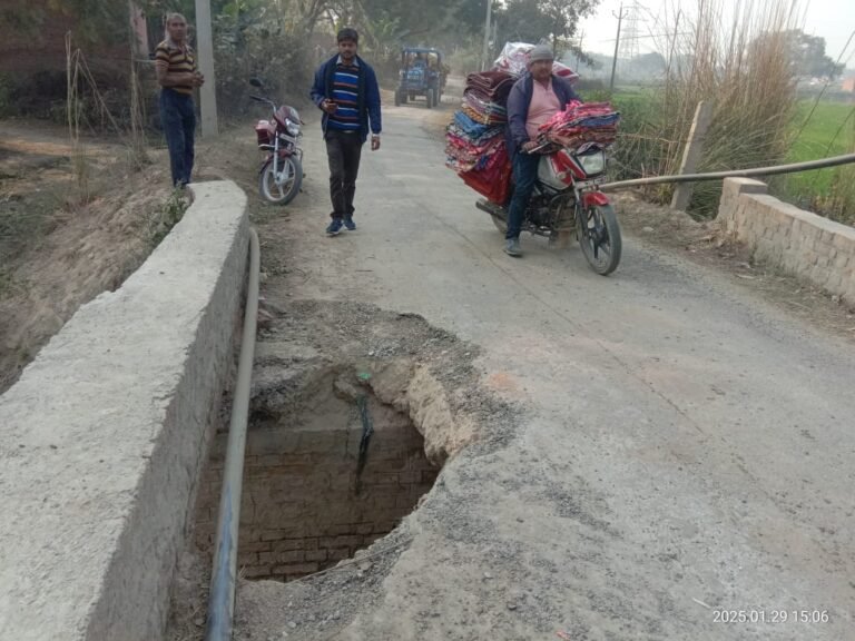एक वर्ष पहले सिंचाई विभाग ने कराया था निर्माण, टूट गई स्लेप जान जोखिम में डालकर निकल रहे राहगीर
