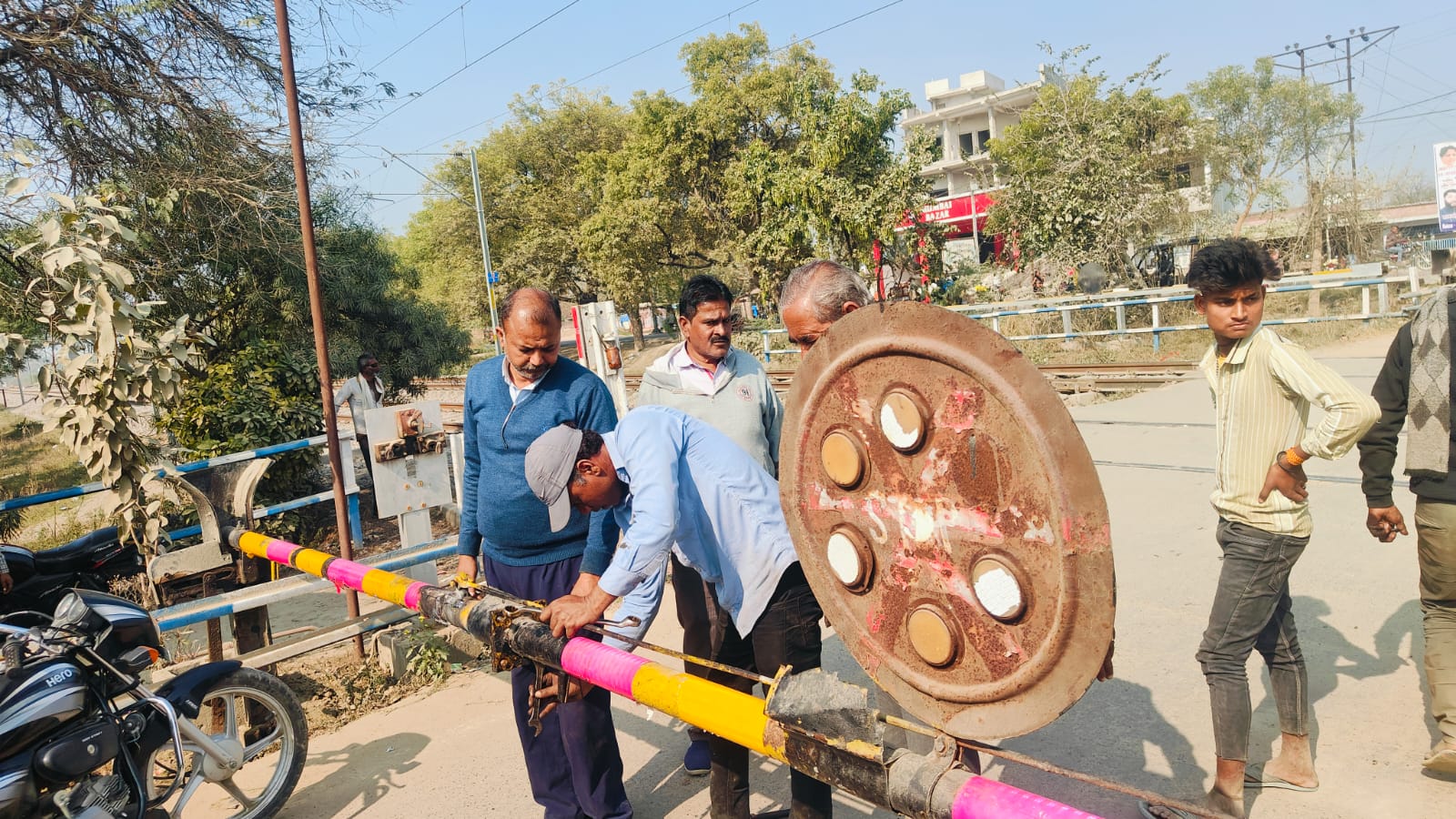 टैम्पो की टक्कर से टूटा रेलवे क्रासिंग का बूम, राहगीरों को परेशानी