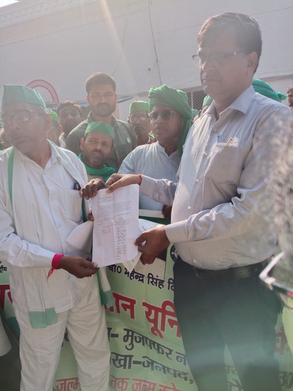 IMG 20251017 WA0171 किसानों की समस्याओं को लेकर किसान यूनियन के पदाधिकारी ने दिया धरना सौंपा ज्ञापन