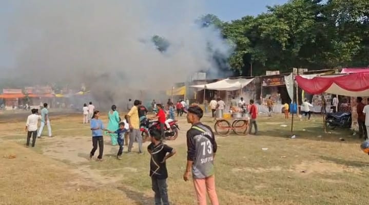 IMG 20251020 WA0214 पटाखा बाजार में लगी आग, तीन दुकानें जली, लाखों का नुकसान