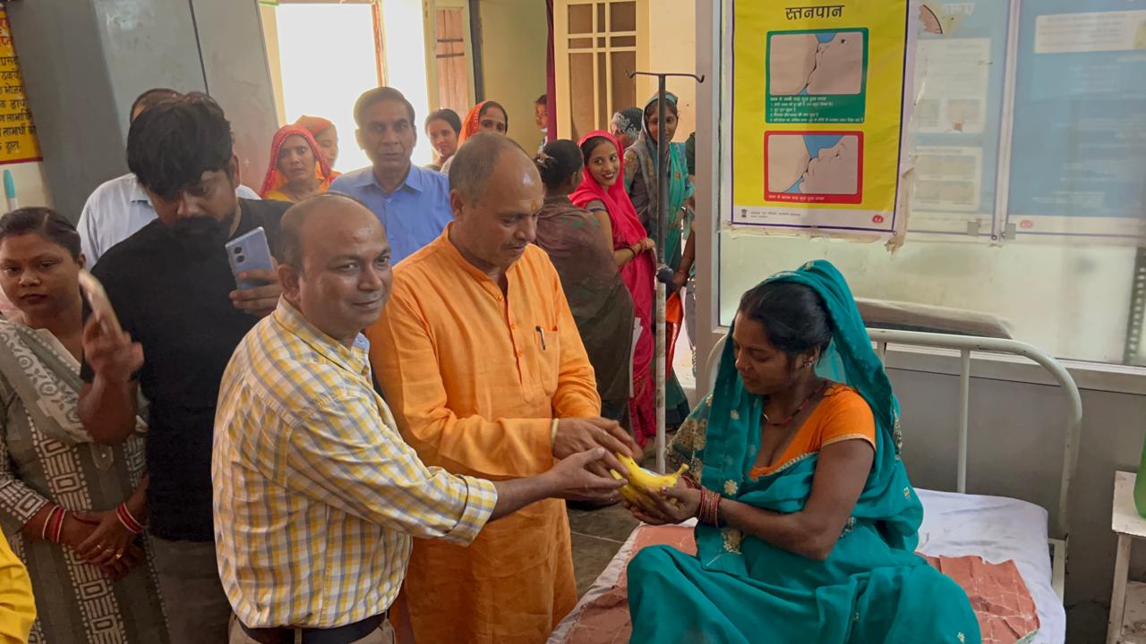 IMG 20251025 WA0094 पूर्व चेयरमैन की पूण्य तिथि के अवसर पर चेयरमैन ने सीएचसी में मरीजों को बांटे फल
