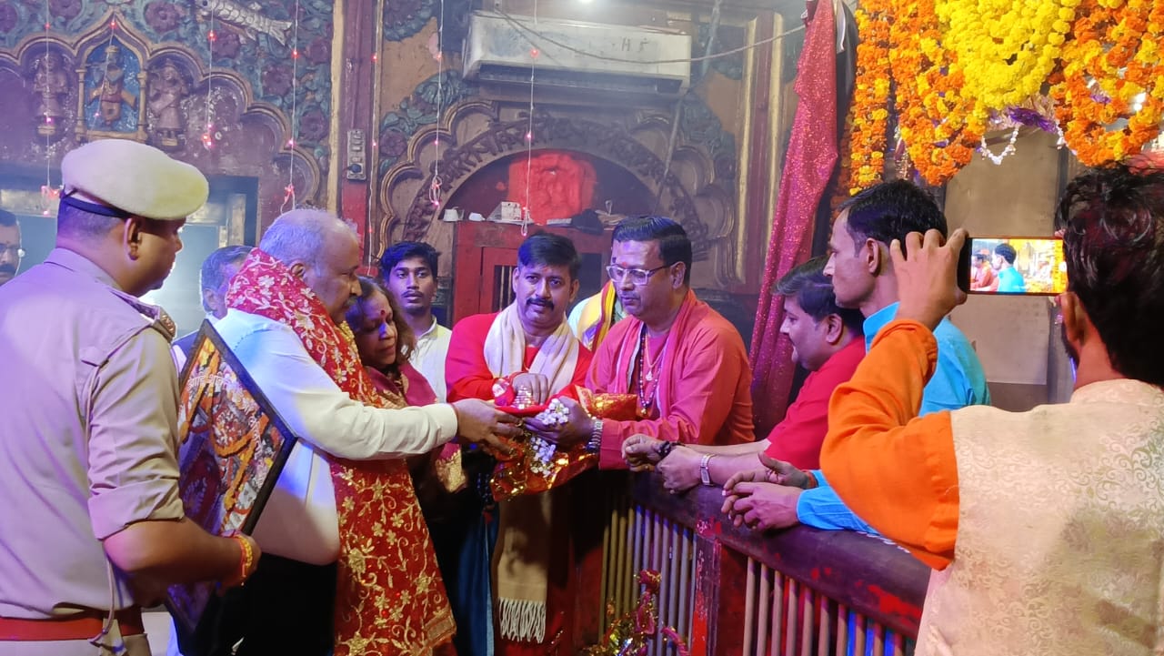 IMG 20251026 WA0005 डीजीपी पत्नी के साथ पहुंचे नैमिषारण्य, किया दर्शन पूजन 