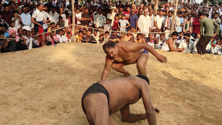 IMG20251019153426 दंगल में पहलवानों ने दिखाए दांव पेंच, विकास सिंह बने दंगल केसरी