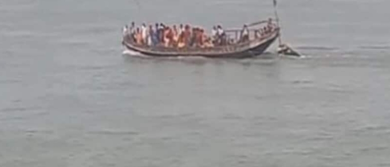 IMG 20251030 061327 कौड़ियाला नदी में यात्रियों से भरी नाव डूबी